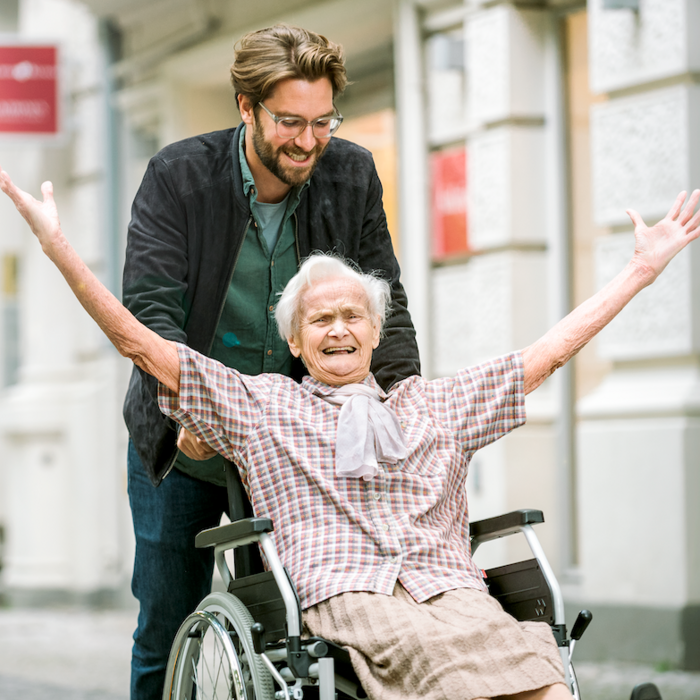 Alltagshelfer Senior Rollstuhl