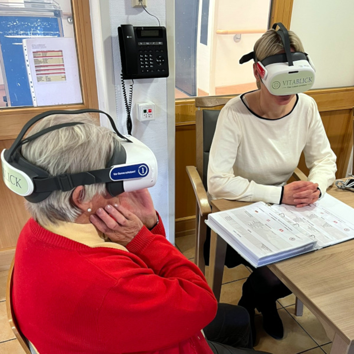 AWO Bezirksverband Braunschweig Bewohnerin mit VR-Brille.JPEG