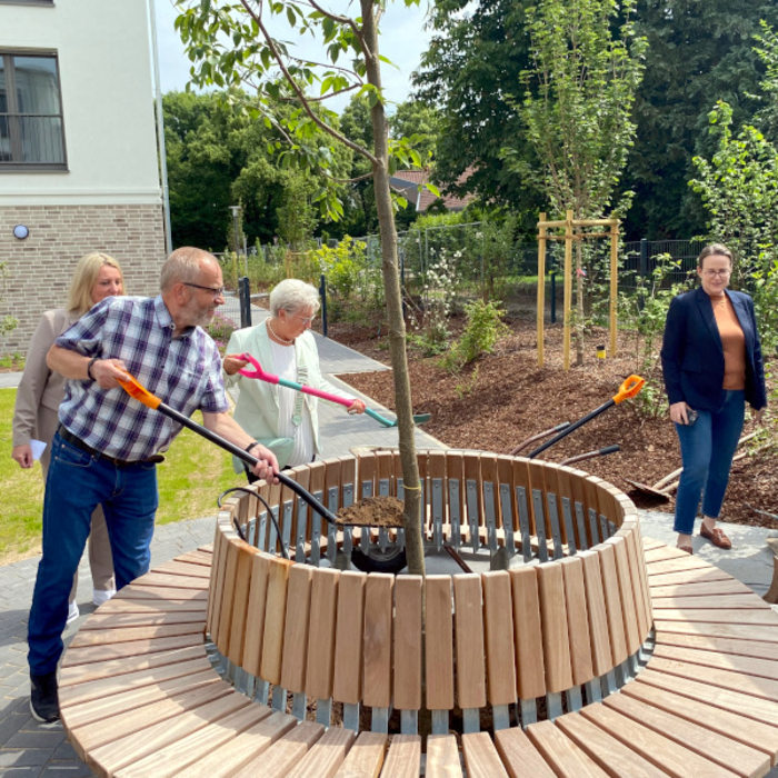 Cureus Meerbeck Erlen Residenz Baumpflanzung Foto Helge Feuereiss.jpeg