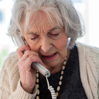 Alte Frau Telefon Betrug iStock Daisy-Daisy.jpg