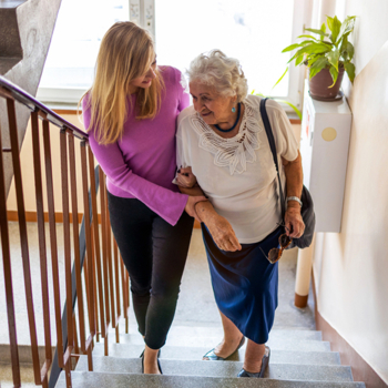 Pflegende Angehörige Treppe junge und alte Frau iStock PIKSEL.jpg