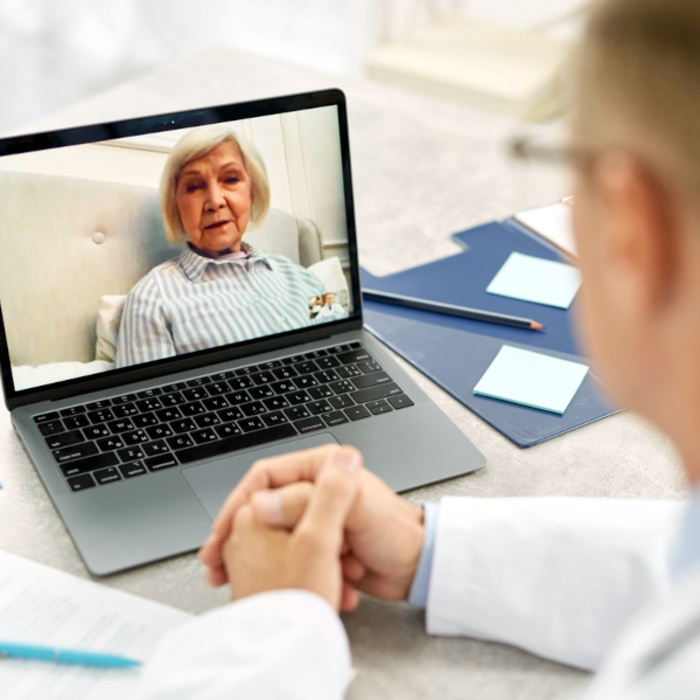 Telemedizin Videosprechstunde Arzt Heimbewohnerin iStock Creative Credit.jpg