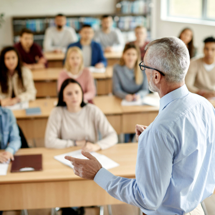 Pflegeausbildung Klasse Lehrer Schule iStock Drazen Zigic.jpg