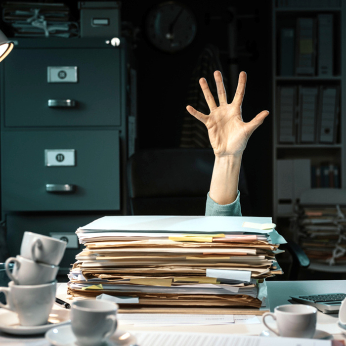 Bürokratie Schreibtisch Hand Papierstapel Frust iStock cyano66.jpg